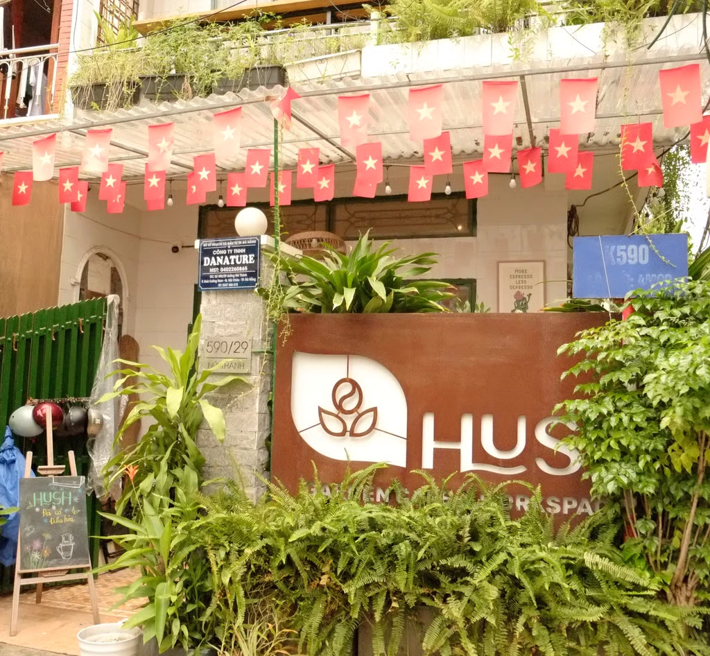 Bàn làm việc tại Hush