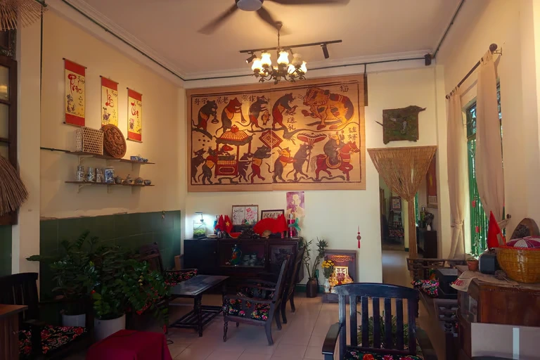 Không gian bên trong Hush Garden Cafe